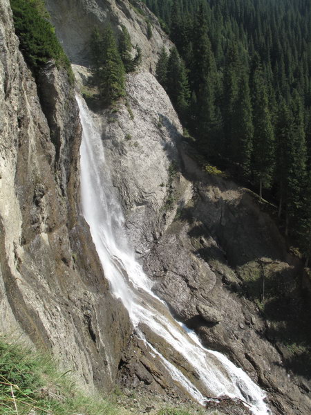 这条瀑布位于海拔3000米的山间