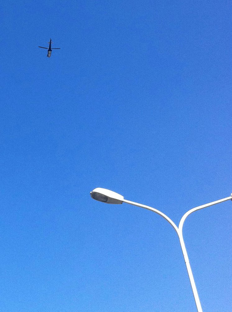 空中有直升机巡视地面游行集会情况