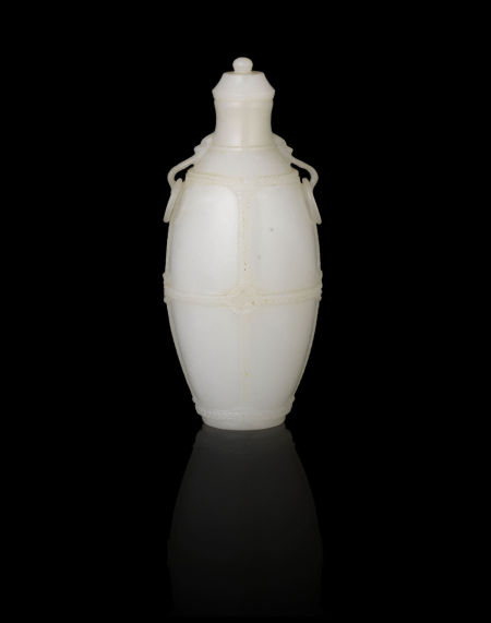 乾隆年间的玉瓶，估价520,000 - 770,000美元。