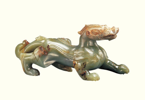 长达 19.5 公分的汉代圆雕玉神兽，玉质青翠、体态动感，仿佛正在行进之中，正是用多视点组合的手法刻画的